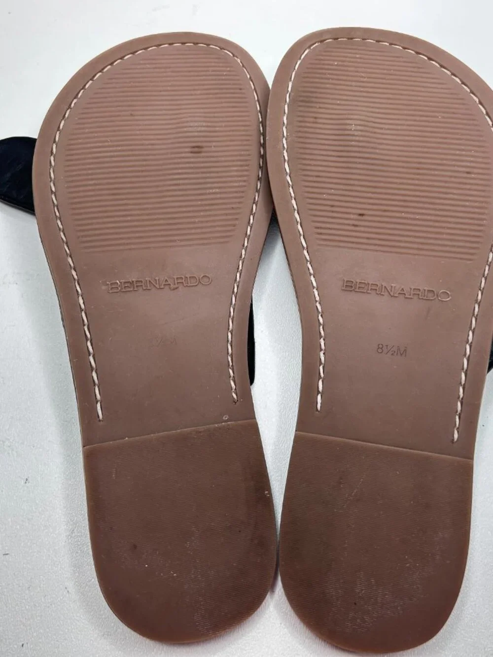 Womens BERNARDO Lillian Black Leather Bow Thong Flip Flops Sandals Size 8.5 M - Picture 3 of 9